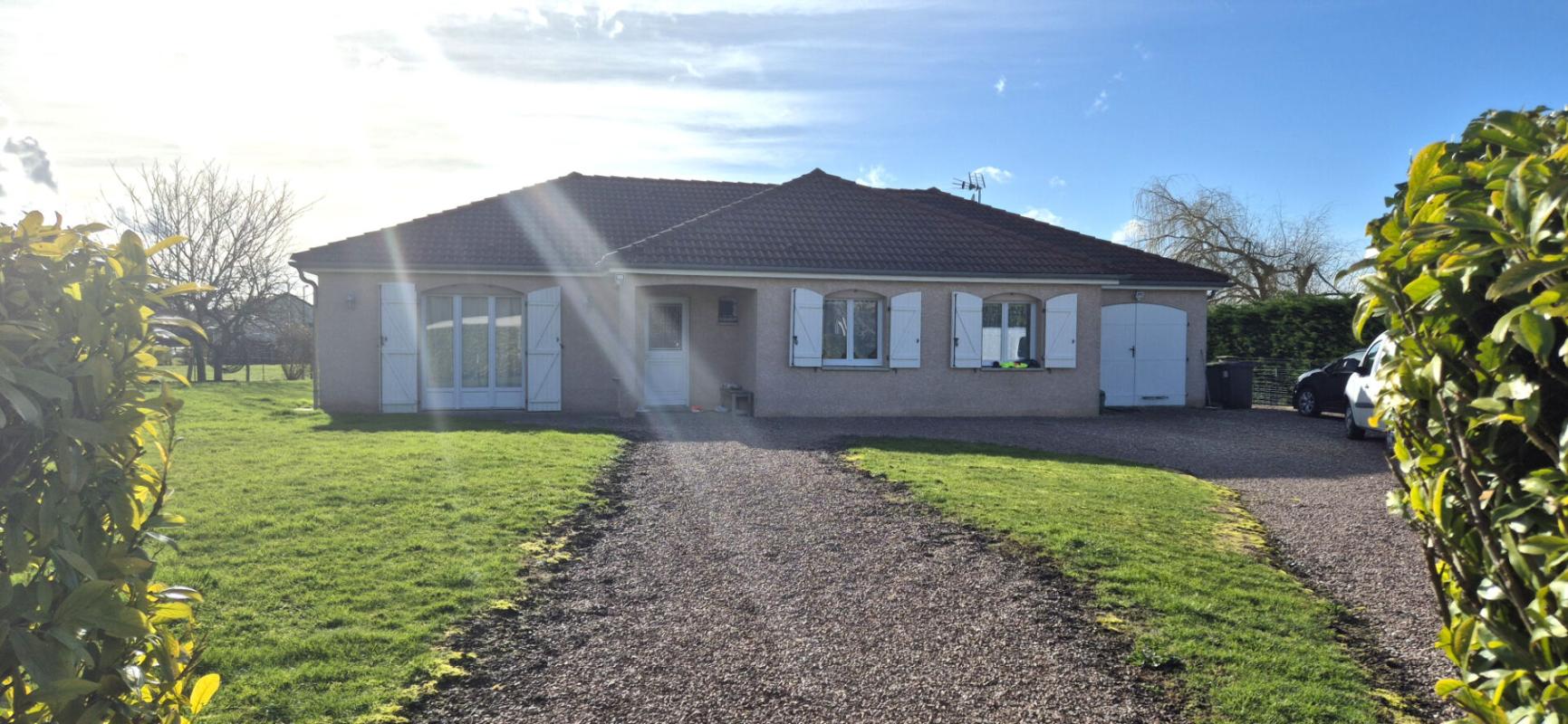 SAINT-DIZIER Superbe Pavillon Individuel de Plain-pied de 117 m² Entièrement Rénové avec sa Cour avant de 100 m², Patio, Terrasse avec Barbecue, SPA Massant de 6 Personnes, Terrain de Pétanque, Garage de 29 m² et un joli Terrain Clos, Arboré et entretenu de 1600 m² 1