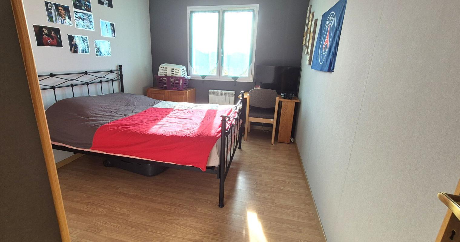 SAINT-DIZIER Superbe Pavillon Individuel de Plain-pied de 117 m² Entièrement Rénové avec sa Cour avant de 100 m², Patio, Terrasse avec Barbecue, SPA Massant de 6 Personnes, Terrain de Pétanque, Garage de 29 m² et un joli Terrain Clos, Arboré et entretenu de 1600 m² 11