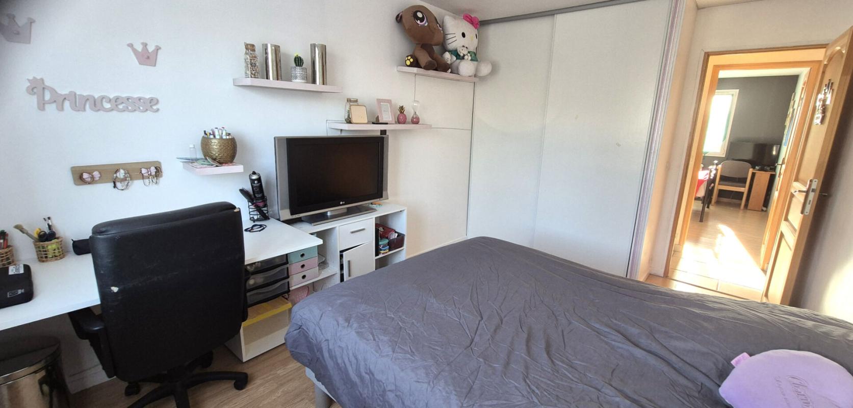 SAINT-DIZIER Superbe Pavillon Individuel de Plain-pied de 117 m² Entièrement Rénové avec sa Cour avant de 100 m², Patio, Terrasse avec Barbecue, SPA Massant de 6 Personnes, Terrain de Pétanque, Garage de 29 m² et un joli Terrain Clos, Arboré et entretenu de 1600 m² 12