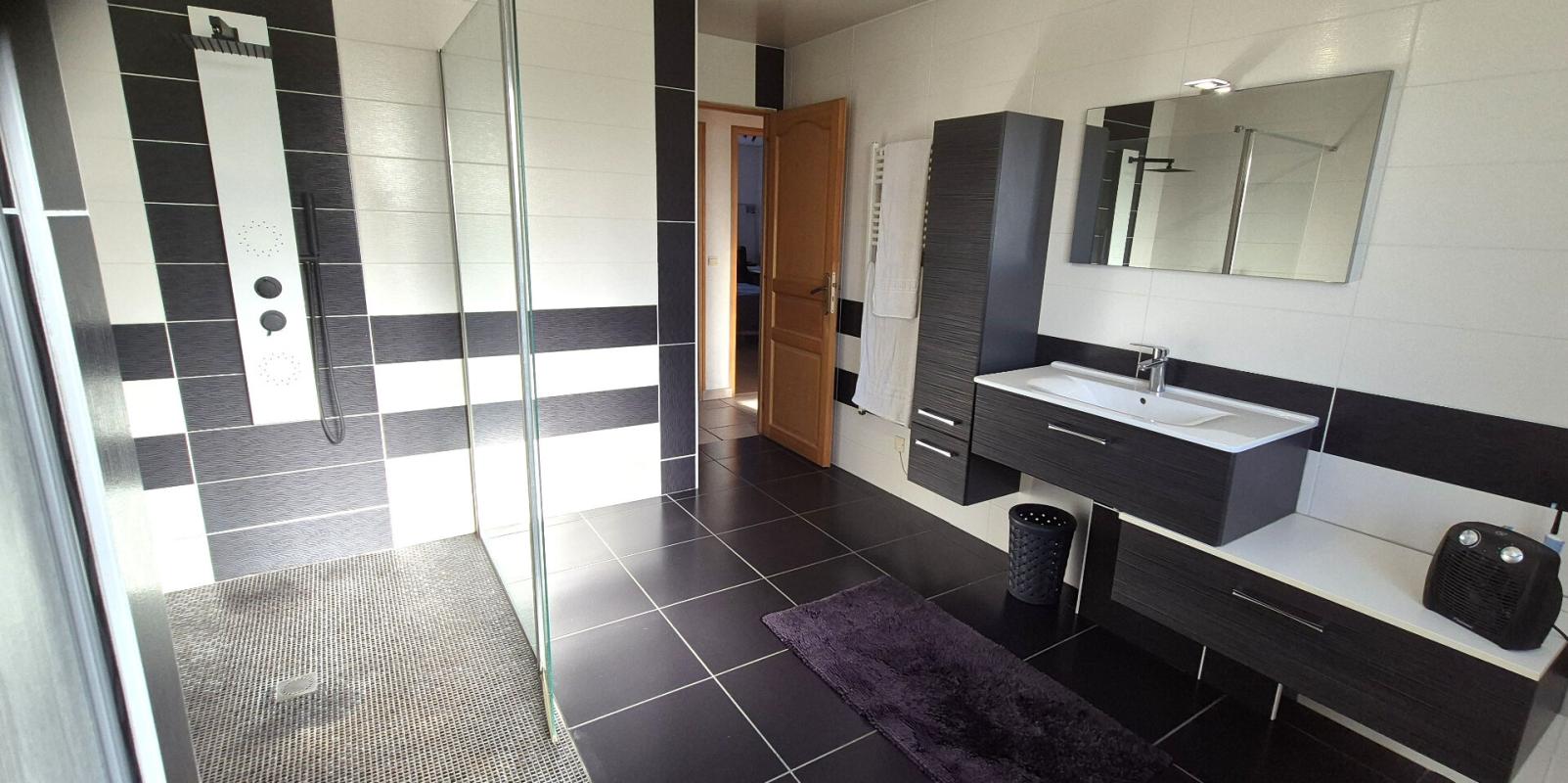 SAINT-DIZIER Superbe Pavillon Individuel de Plain-pied de 117 m² Entièrement Rénové avec sa Cour avant de 100 m², Patio, Terrasse avec Barbecue, SPA Massant de 6 Personnes, Terrain de Pétanque, Garage de 29 m² et un joli Terrain Clos, Arboré et entretenu de 1600 m² 14