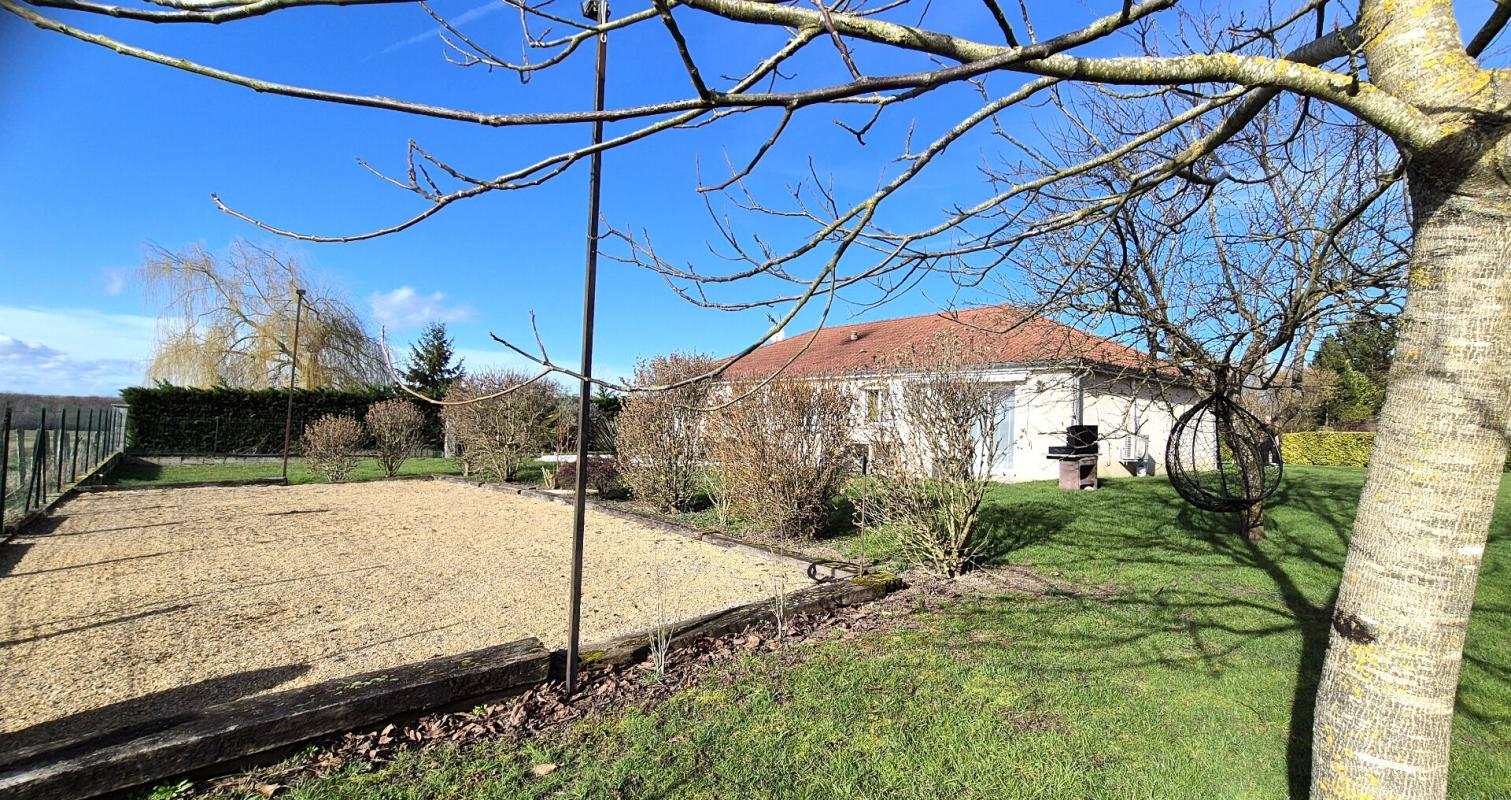 SAINT-DIZIER Superbe Pavillon Individuel de Plain-pied de 117 m² Entièrement Rénové avec sa Cour avant de 100 m², Patio, Terrasse avec Barbecue, SPA Massant de 6 Personnes, Terrain de Pétanque, Garage de 29 m² et un joli Terrain Clos, Arboré et entretenu de 1600 m² 16
