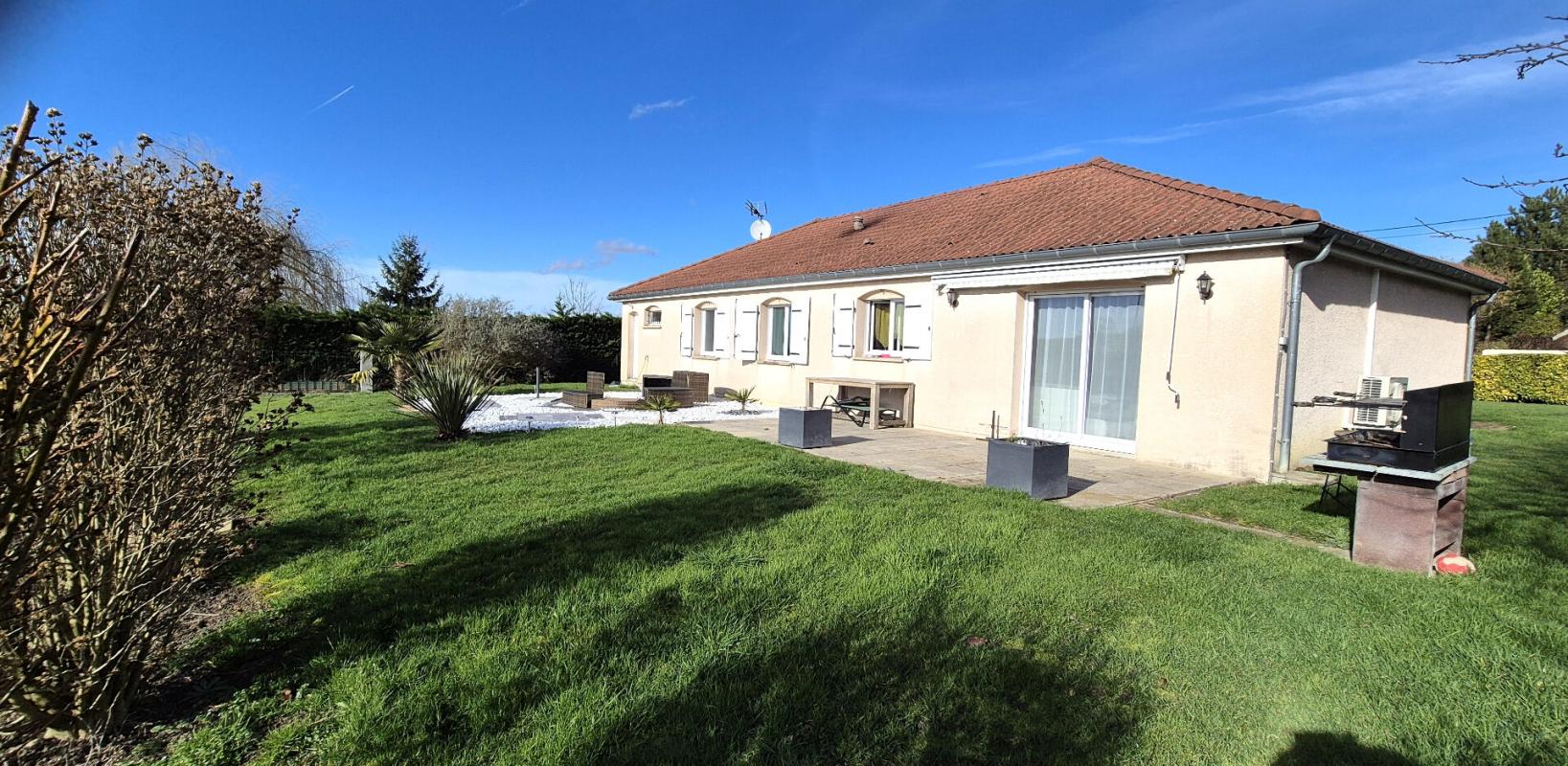SAINT-DIZIER Superbe Pavillon Individuel de Plain-pied de 117 m² Entièrement Rénové avec sa Cour avant de 100 m², Patio, Terrasse avec Barbecue, SPA Massant de 6 Personnes, Terrain de Pétanque, Garage de 29 m² et un joli Terrain Clos, Arboré et entretenu de 1600 m² 17