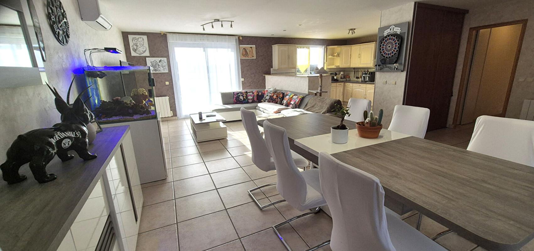 SAINT-DIZIER Superbe Pavillon Individuel de Plain-pied de 117 m² Entièrement Rénové avec sa Cour avant de 100 m², Patio, Terrasse avec Barbecue, SPA Massant de 6 Personnes, Terrain de Pétanque, Garage de 29 m² et un joli Terrain Clos, Arboré et entretenu de 1600 m² 4