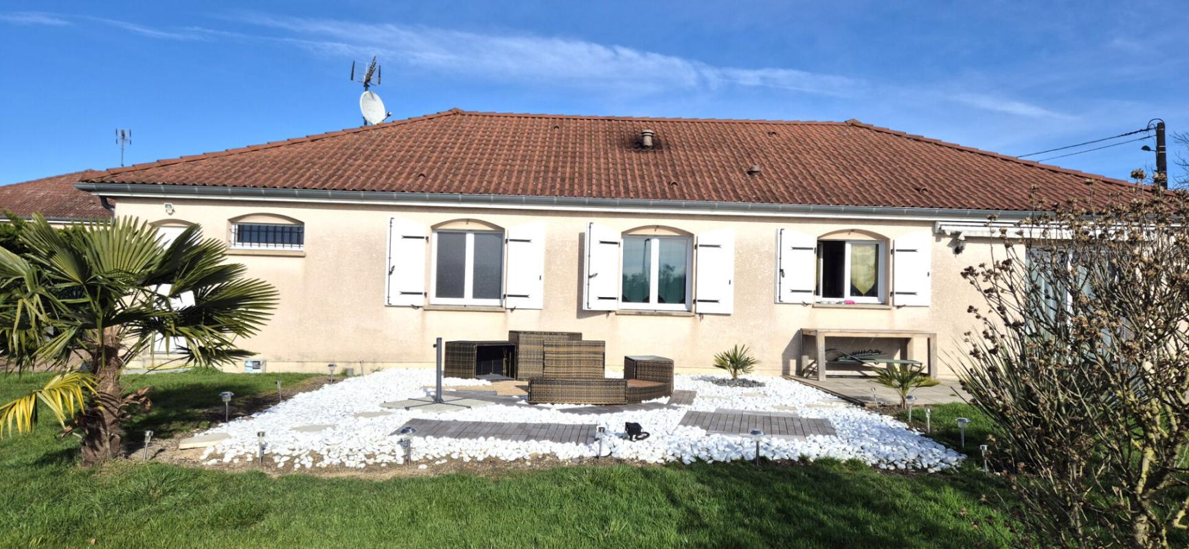 SAINT-DIZIER Superbe Pavillon Individuel de Plain-pied de 117 m² Entièrement Rénové avec sa Cour avant de 100 m², Patio, Terrasse avec Barbecue, SPA Massant de 6 Personnes, Terrain de Pétanque, Garage de 29 m² et un joli Terrain Clos, Arboré et entretenu de 1600 m² 5