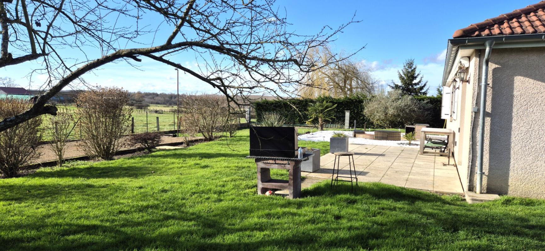 SAINT-DIZIER Superbe Pavillon Individuel de Plain-pied de 117 m² Entièrement Rénové avec sa Cour avant de 100 m², Patio, Terrasse avec Barbecue, SPA Massant de 6 Personnes, Terrain de Pétanque, Garage de 29 m² et un joli Terrain Clos, Arboré et entretenu de 1600 m² 6