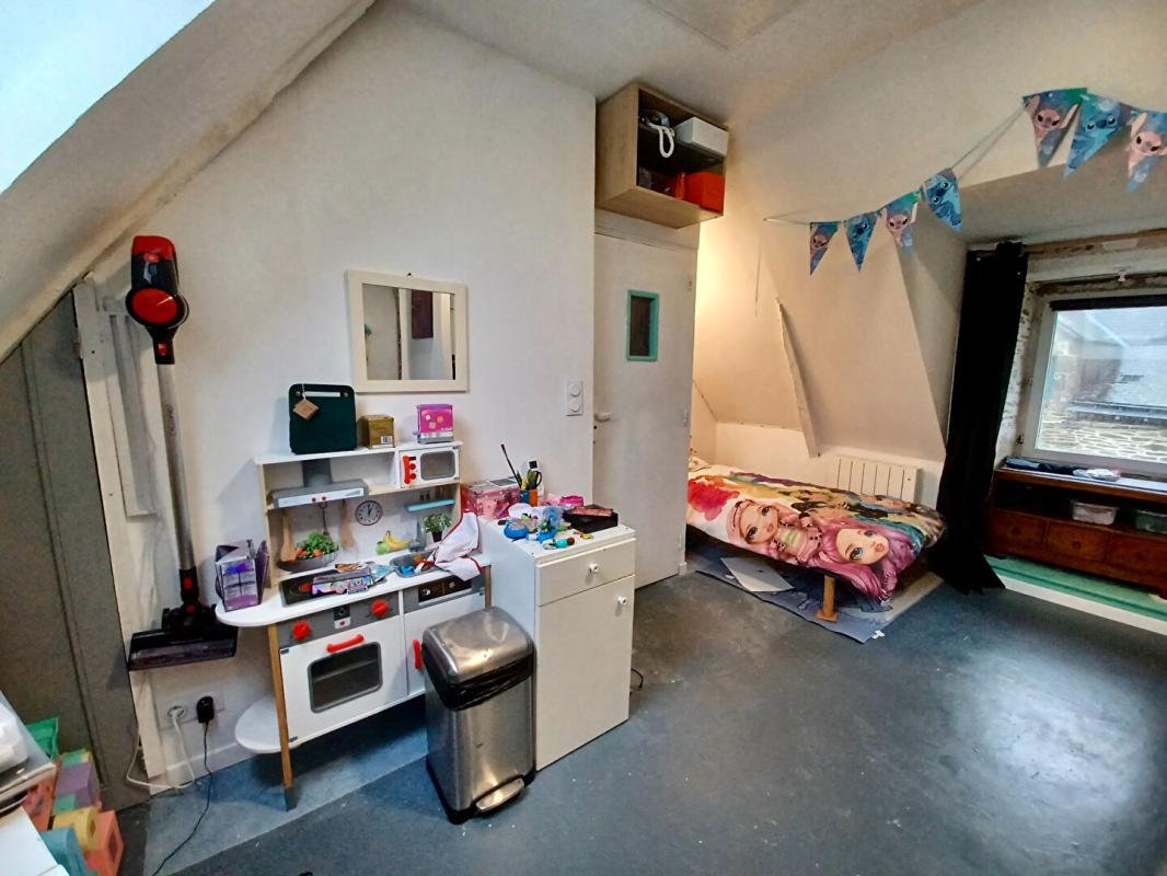 ROCHEFORT-EN-TERRE Maison de caractère de 102 m². Double usage habitation et commercial 10