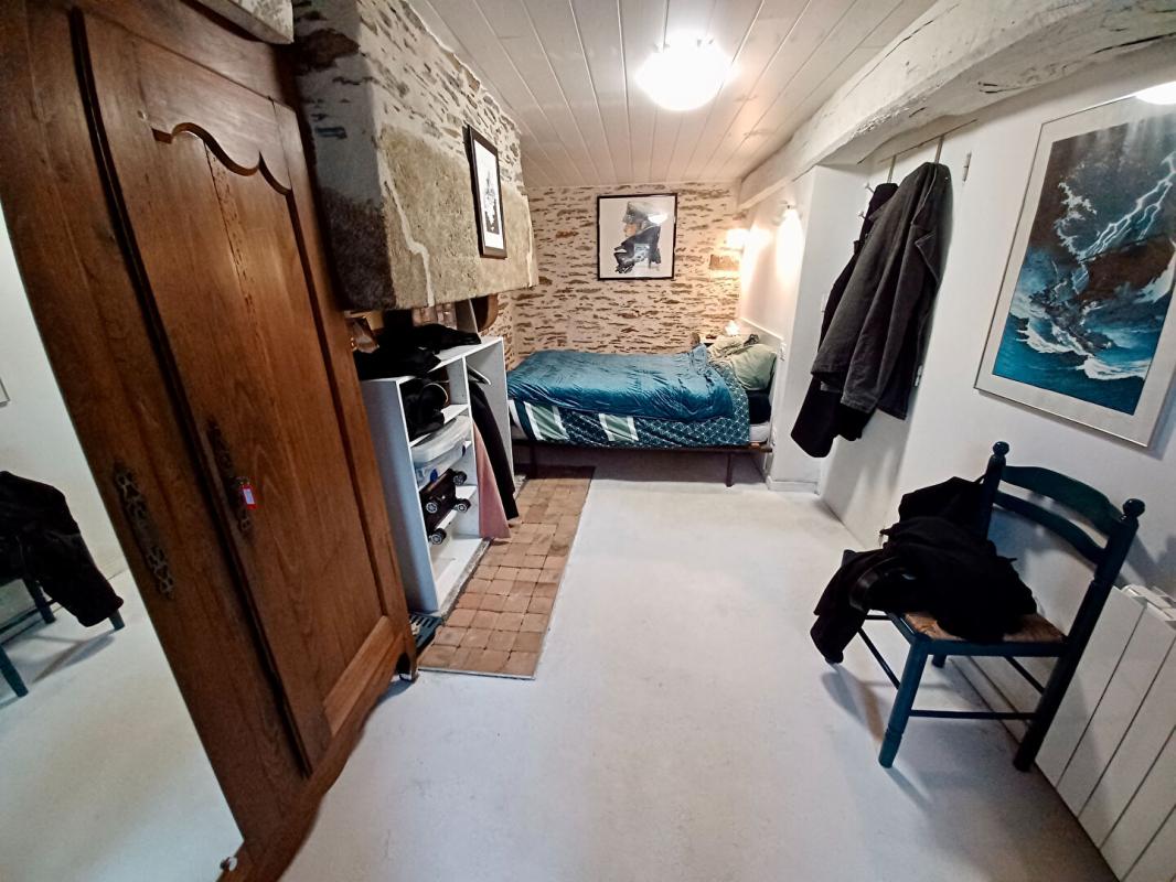 ROCHEFORT-EN-TERRE Maison de caractère de 102 m². Double usage habitation et commercial 15