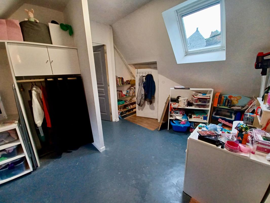 ROCHEFORT-EN-TERRE Maison de caractère de 102 m². Double usage habitation et commercial 18