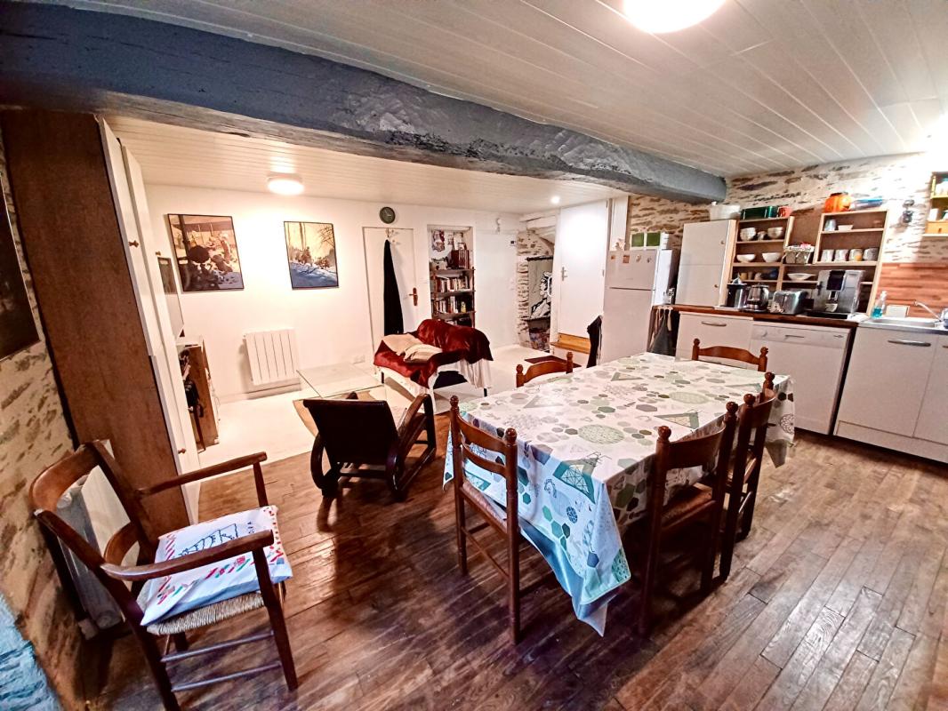 ROCHEFORT-EN-TERRE Maison de caractère de 102 m². Double usage habitation et commercial 3