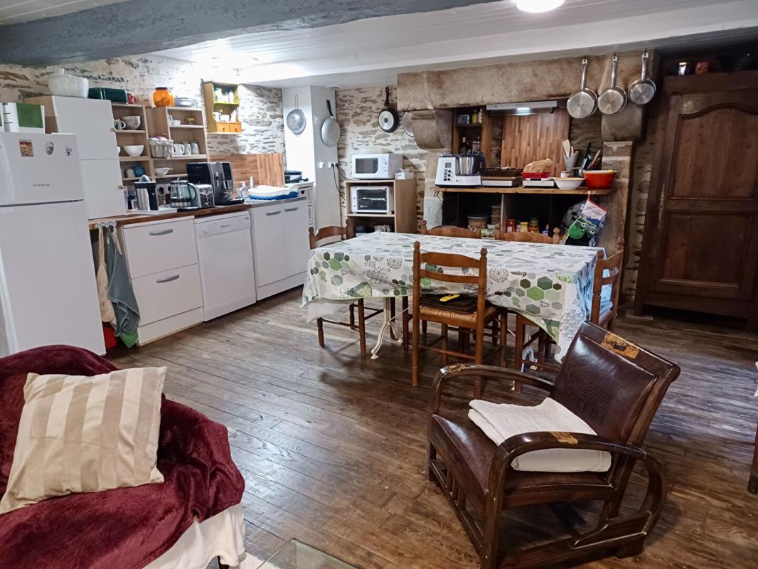 ROCHEFORT-EN-TERRE Maison de caractère de 102 m². Double usage habitation et commercial 4