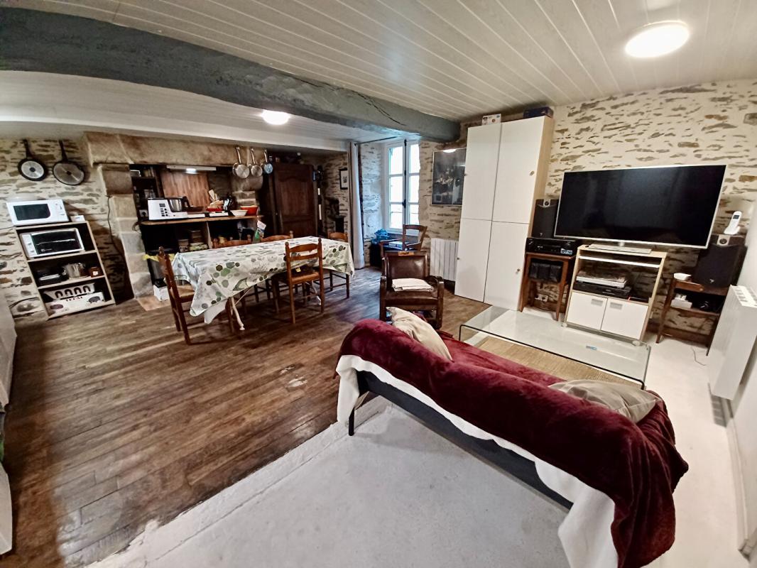 ROCHEFORT-EN-TERRE Maison de caractère de 102 m². Double usage habitation et commercial 6