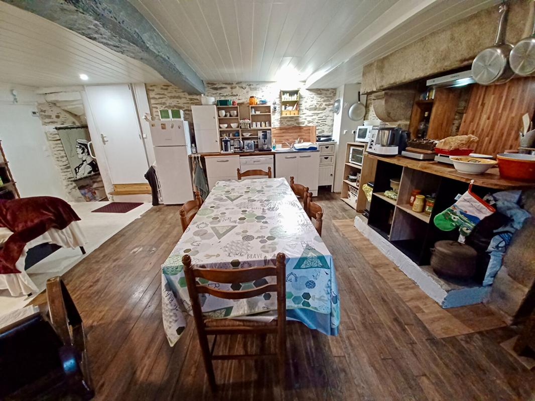 ROCHEFORT-EN-TERRE Maison de caractère de 102 m². Double usage habitation et commercial 9