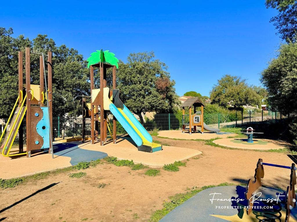 CALVISSON Villa duplex  et Terrasse ombragée avec intimité rare 12