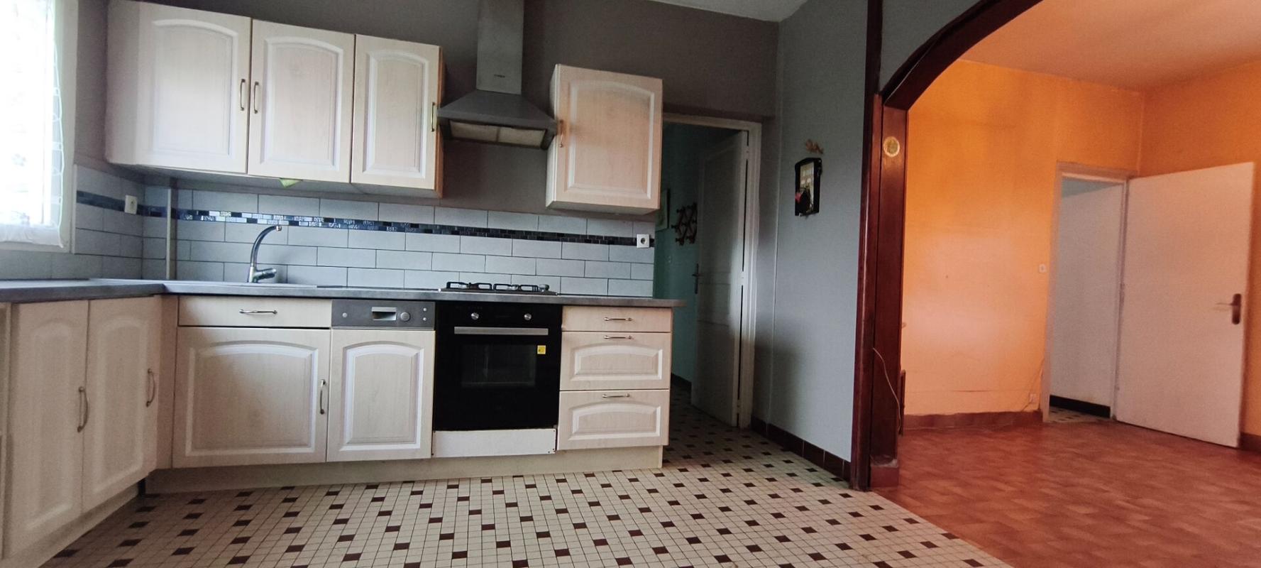 ETABLES-SUR-MER Exclusivité!! Côtes d'Armor. ÉTABLES-SUR-MER. 5 chambres, bureau, grenier aménageable, garage de 77m²...OPPORTUNITÉ INVESTISSEUR / PROJET RÉNOVATION 5