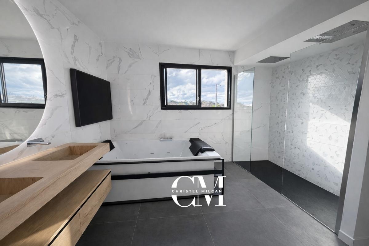 CAMBLANES-ET-MEYNAC Villa neuve Camblanes 8 pièces 216 m2, 5 chambres, piscine et garage 9