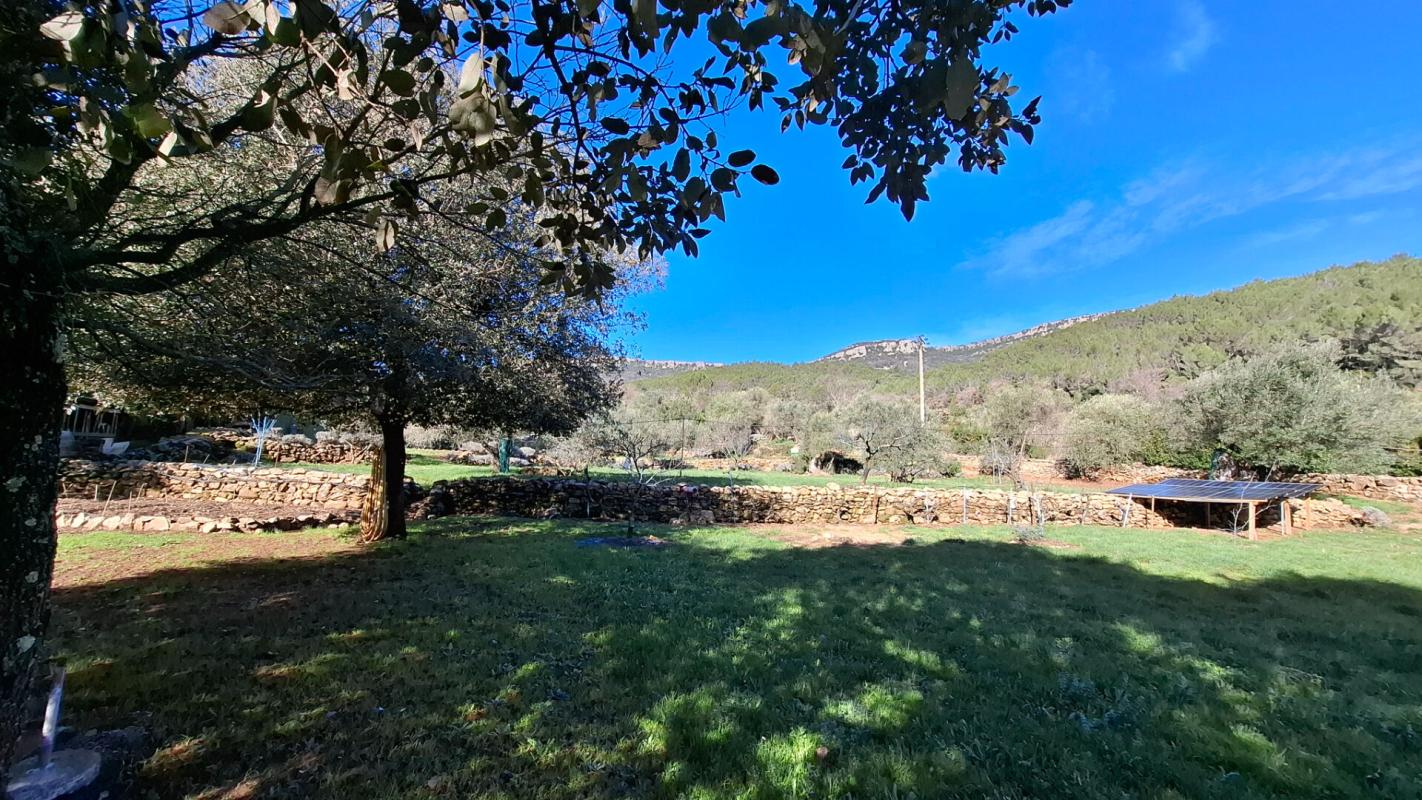 CUERS Cabanon sur terrain agricole de 3 300 m2 à Cuers (Var) 1