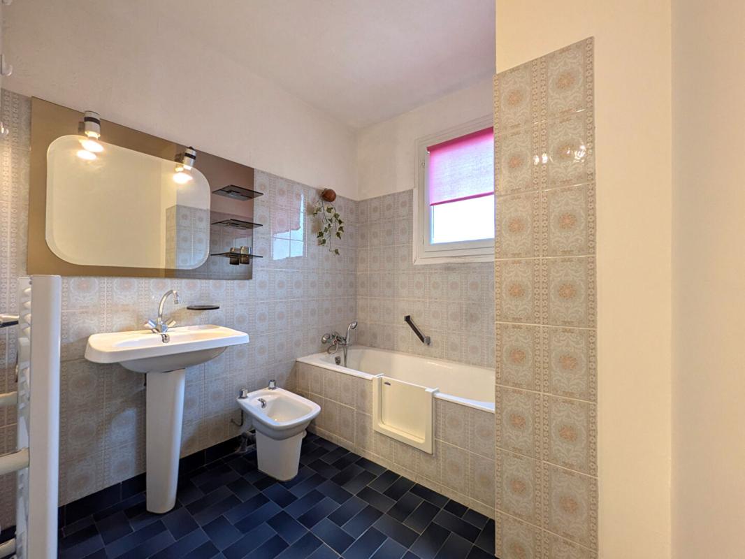 LA LONDE-LES-MAURES STOP AFFAIRE Centre ville Maison La Londe Les Maures 4 pièces +Grand Garage 13