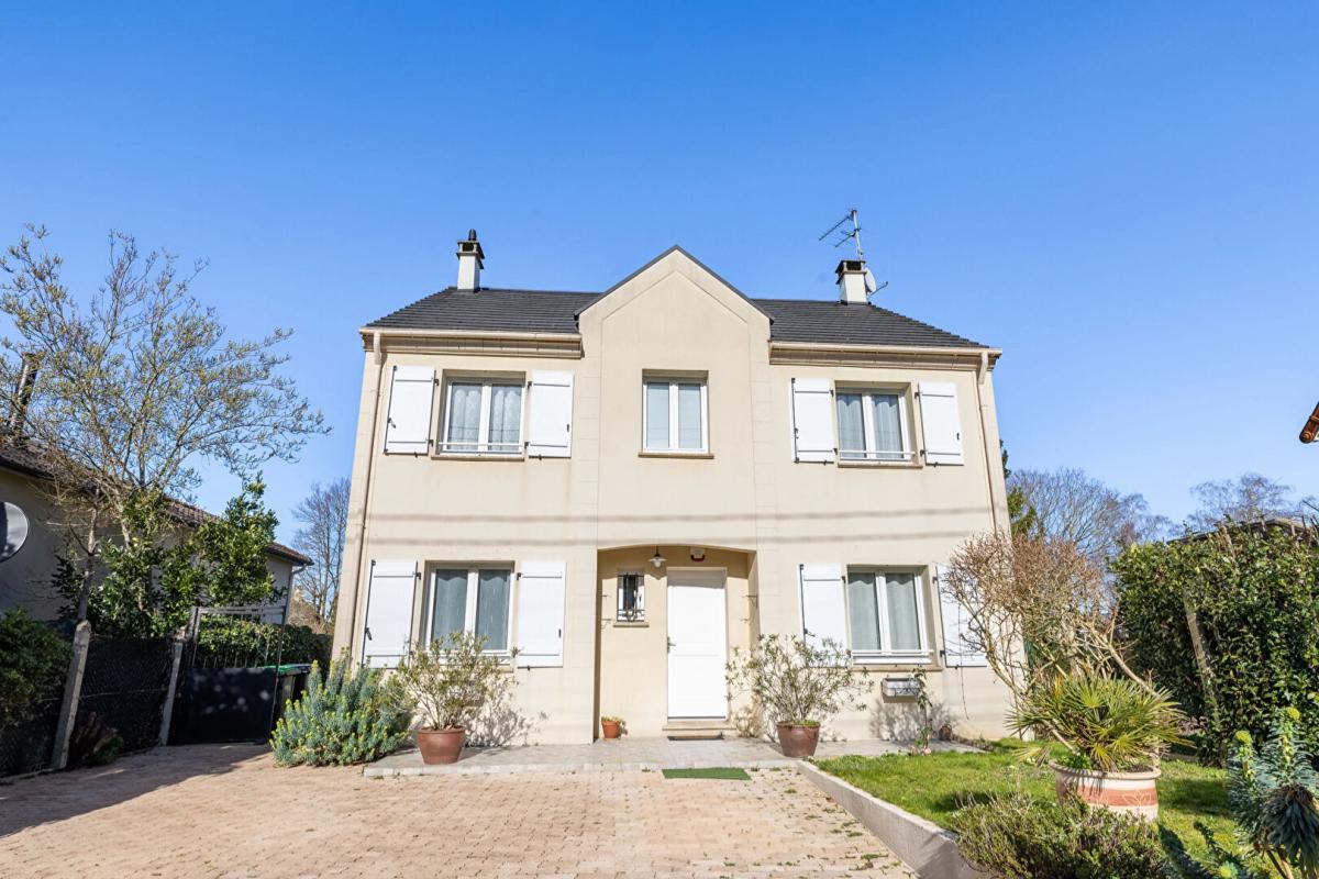 SAINTE-GENEVIEVE-DES-BOIS Maison Sainte-geneviève-des-bois 6 pièces 134 m2 1