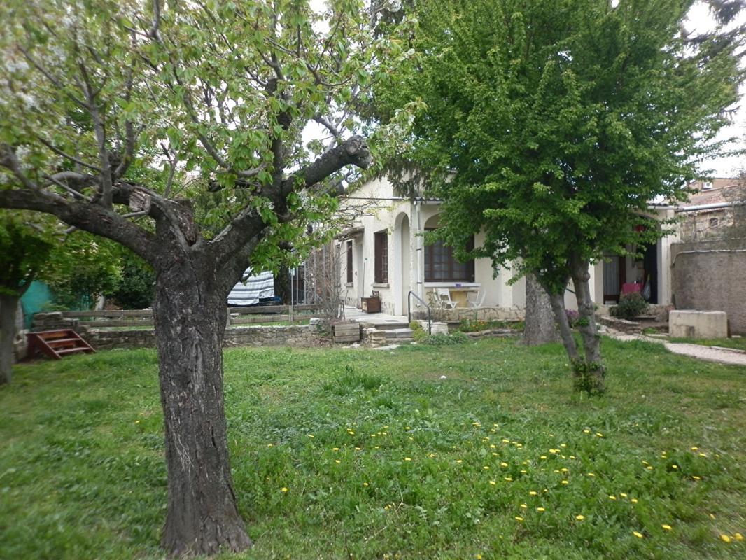 VALREAS Maison de ville avec jardin 1
