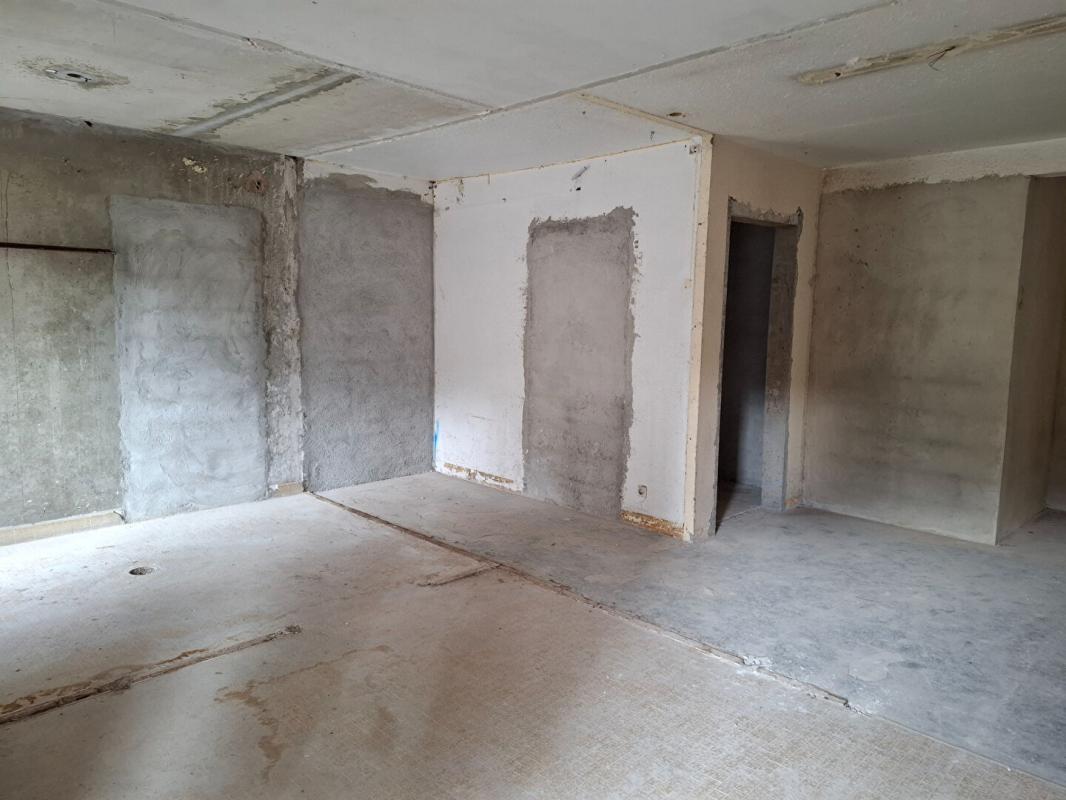 SAINT-CHRISTOL Saint-Christol (84), Appartement 91 m² avec jardin privatif de 153 m², Fort potentiel 66 000 3