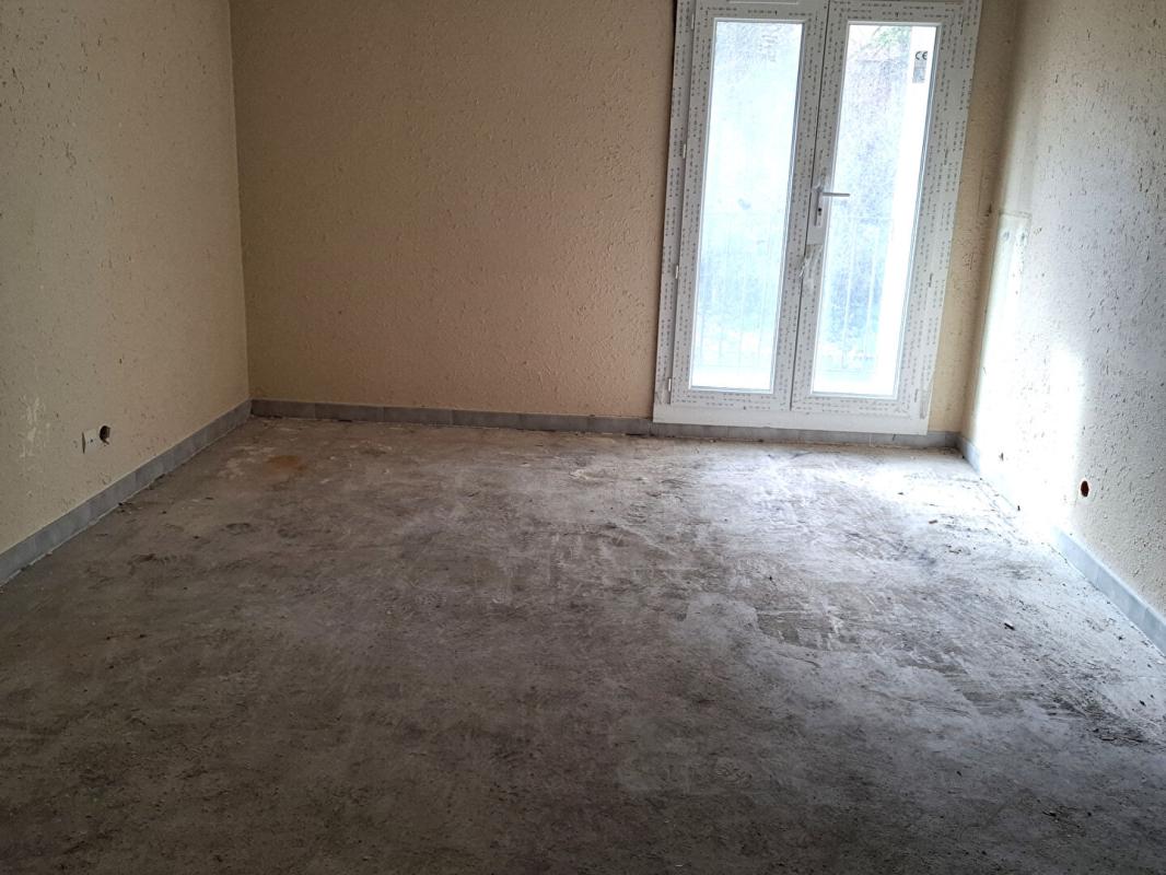 SAINT-CHRISTOL Saint-Christol (84), Appartement 104 m² avec toit terrasse de 30 m², balcon 7 m² Fort potentiel 80 000 5