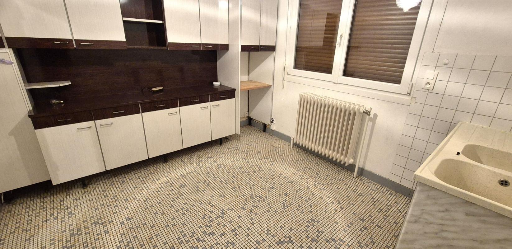 SAINT-DIZIER Belle Propriété d'Agrément et sa Maison Individuelle de 164 m² sur Sous-sol complet et Véranda à Rénover avec Cour, Garages, Caves, Dépendances et Terrain clos et paysager de 10192 m² 10