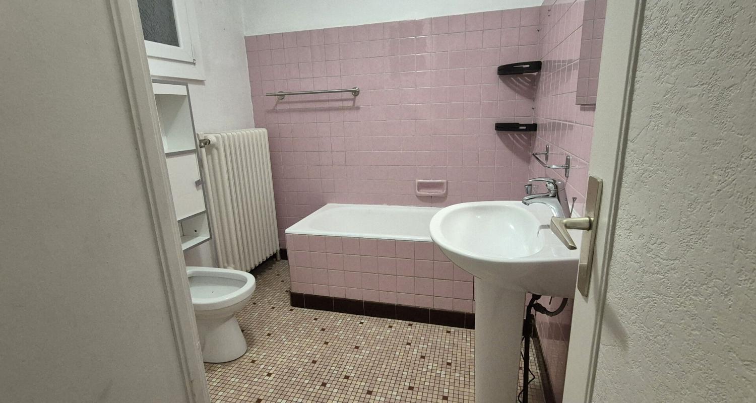 SAINT-DIZIER Belle Propriété d'Agrément et sa Maison Individuelle de 164 m² sur Sous-sol complet et Véranda à Rénover avec Cour, Garages, Caves, Dépendances et Terrain clos et paysager de 10192 m² 14