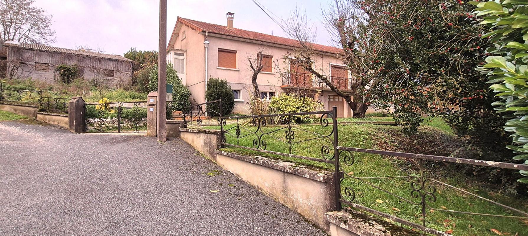 SAINT-DIZIER Belle Propriété d'Agrément et sa Maison Individuelle de 164 m² sur Sous-sol complet et Véranda à Rénover avec Cour, Garages, Caves, Dépendances et Terrain clos et paysager de 10192 m² 17