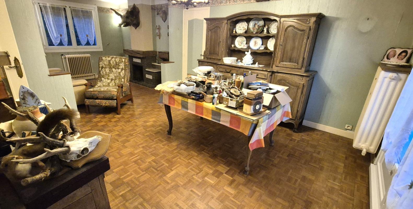 SAINT-DIZIER Belle Propriété d'Agrément et sa Maison Individuelle de 164 m² sur Sous-sol complet et Véranda à Rénover avec Cour, Garages, Caves, Dépendances et Terrain clos et paysager de 10192 m² 2