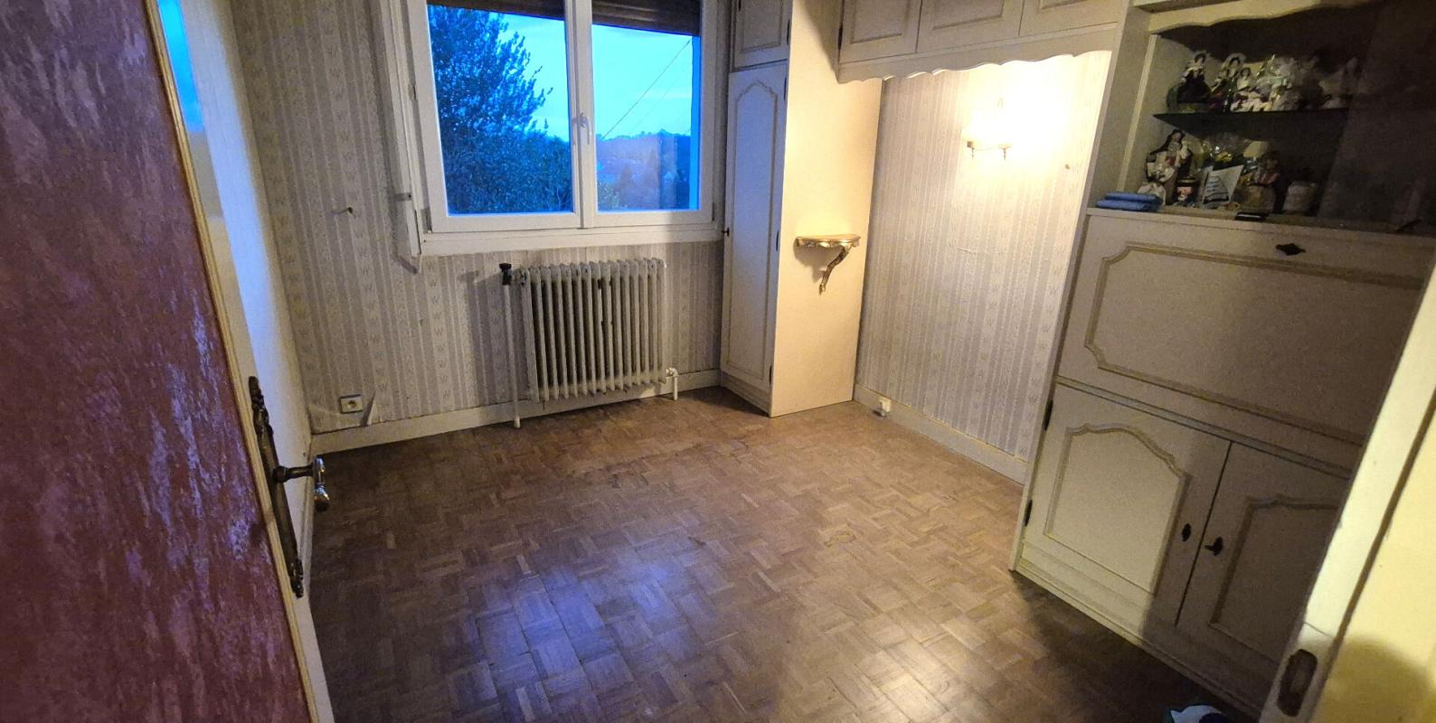 SAINT-DIZIER Belle Propriété d'Agrément et sa Maison Individuelle de 164 m² sur Sous-sol complet et Véranda à Rénover avec Cour, Garages, Caves, Dépendances et Terrain clos et paysager de 10192 m² 8