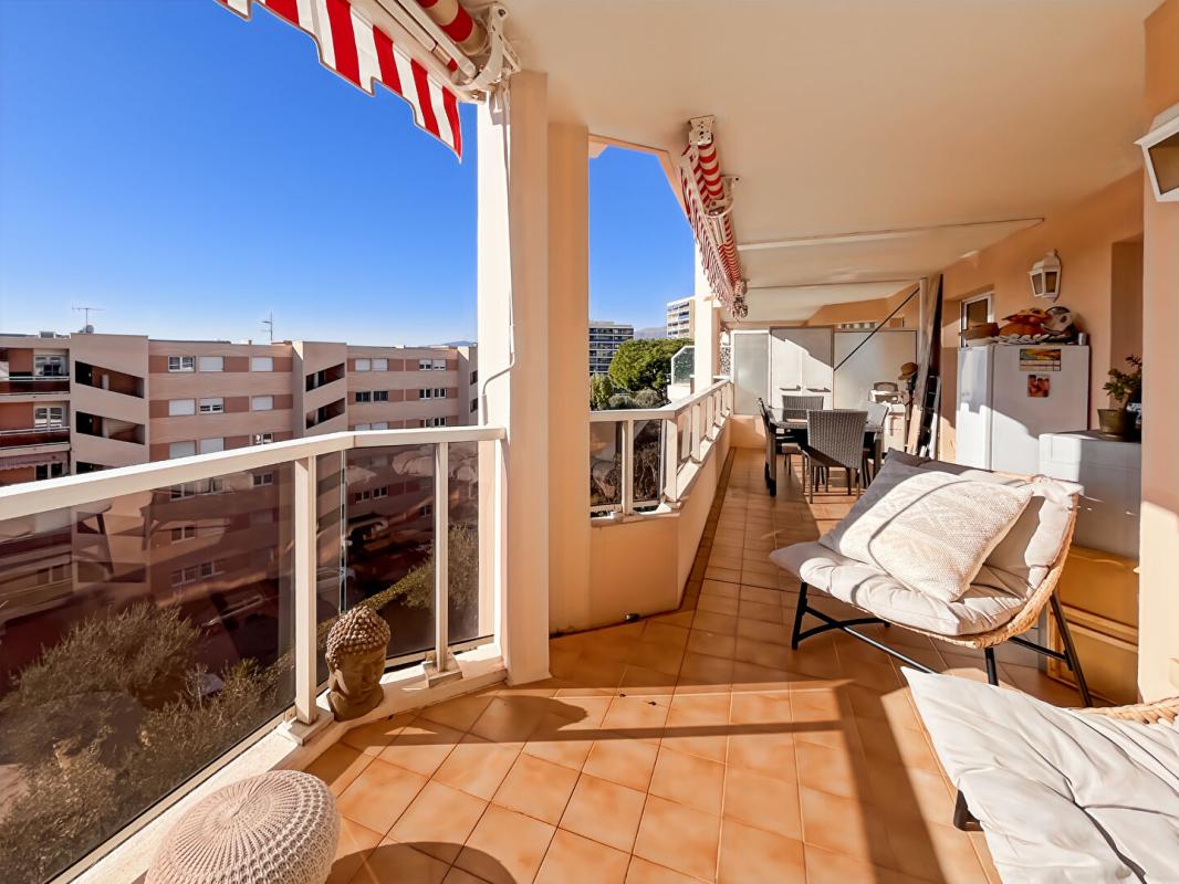 NICE CORNICHE FLEURIE - 2 PIÈCES ENTIÈREMENT RÉNOVÉ AVEC TERRASSE ET VUE MER PANORAMIQUE - RÉSIDENCE FERMÉE AVEC PISCINE &  JARDIN  ? CALME ET SÉCURISÉE 1