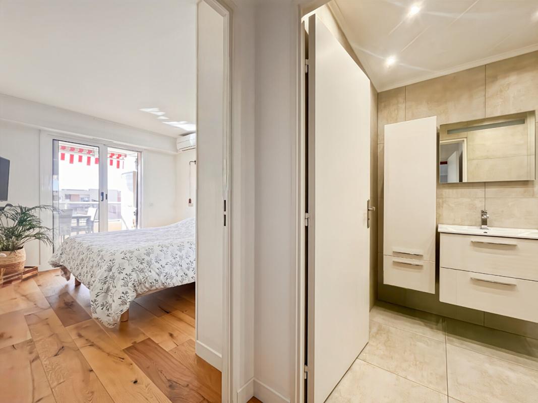 NICE CORNICHE FLEURIE - 2 PIÈCES ENTIÈREMENT RÉNOVÉ AVEC TERRASSE ET VUE MER PANORAMIQUE - RÉSIDENCE FERMÉE AVEC PISCINE &  JARDIN  ? CALME ET SÉCURISÉE 13