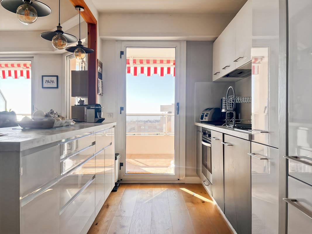 NICE CORNICHE FLEURIE - 2 PIÈCES ENTIÈREMENT RÉNOVÉ AVEC TERRASSE ET VUE MER PANORAMIQUE - RÉSIDENCE FERMÉE AVEC PISCINE &  JARDIN  ? CALME ET SÉCURISÉE 7