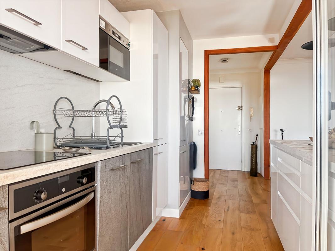 NICE CORNICHE FLEURIE - 2 PIÈCES ENTIÈREMENT RÉNOVÉ AVEC TERRASSE ET VUE MER PANORAMIQUE - RÉSIDENCE FERMÉE AVEC PISCINE &  JARDIN  ? CALME ET SÉCURISÉE 8