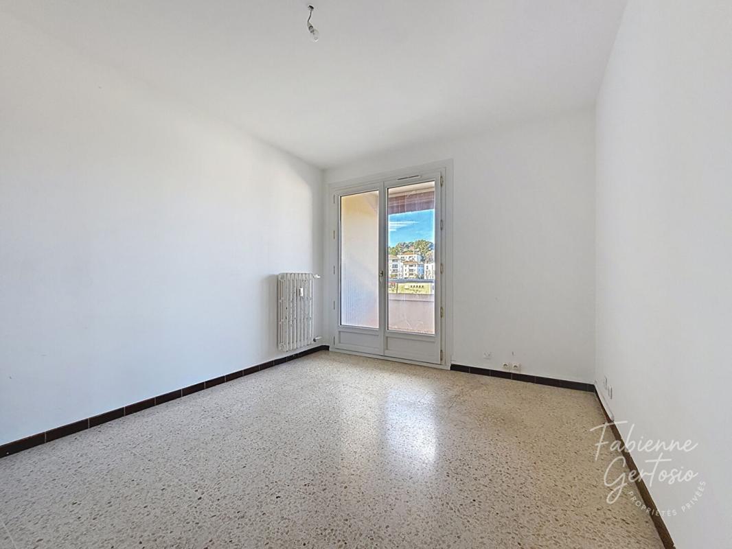 HYERES HYERES EST ! T3 de 84m2 avec cave et garage double 7