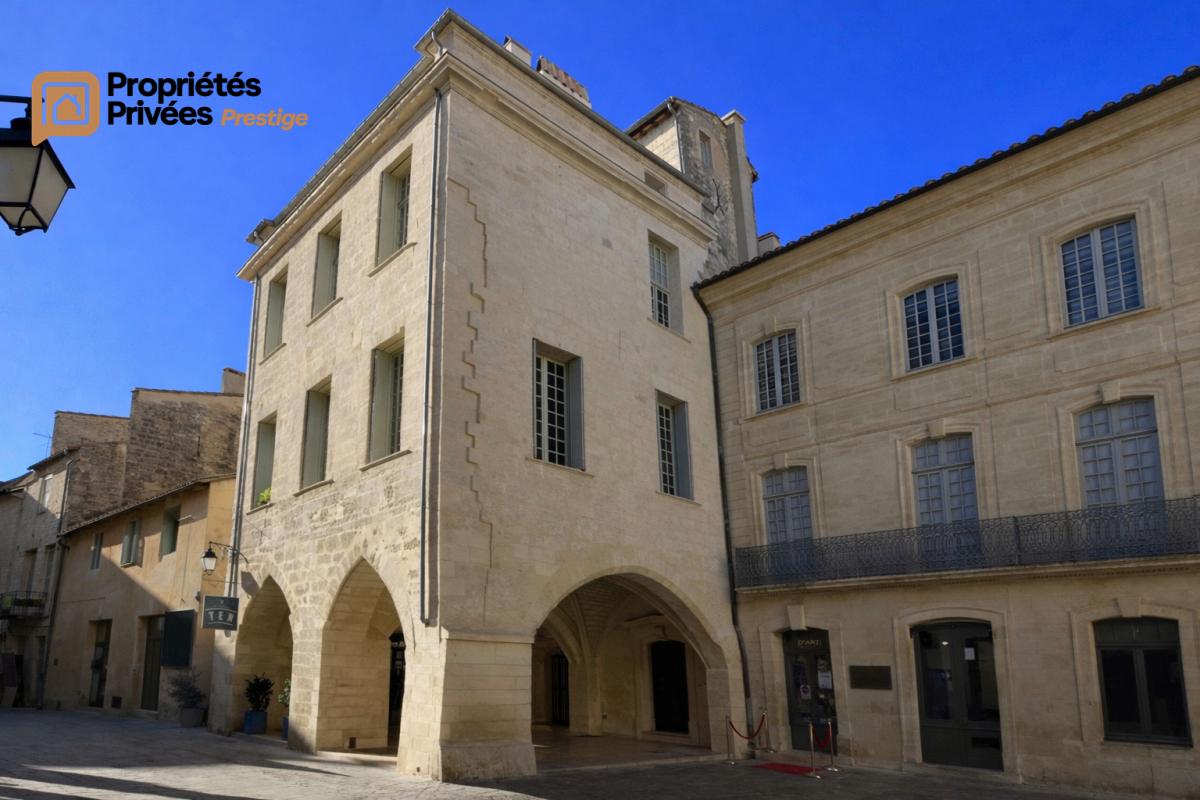 UZES Hotel particulier Uzes  rare en totalité , 10 pièce(s) 320 m2, Place Dampmartin 1