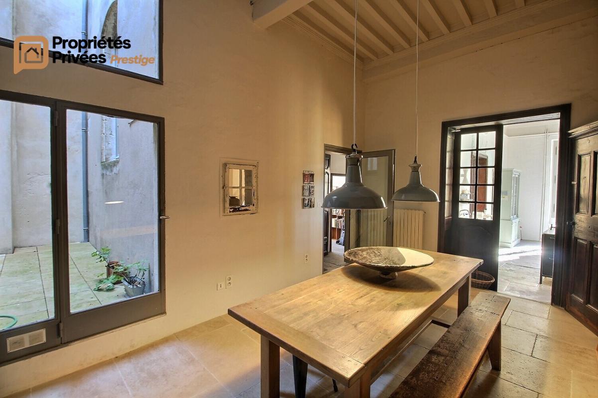 UZES Hotel particulier Uzes  rare en totalité , 10 pièce(s) 320 m2, Place Dampmartin 10