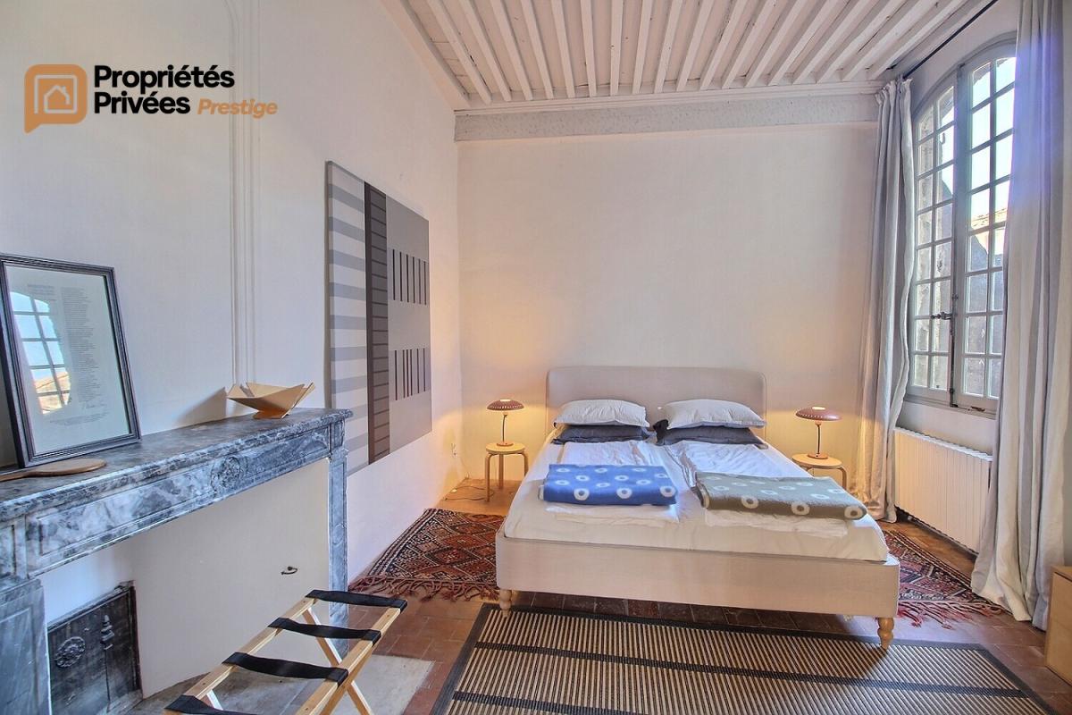 UZES Hotel particulier Uzes  rare en totalité , 10 pièce(s) 320 m2, Place Dampmartin 7