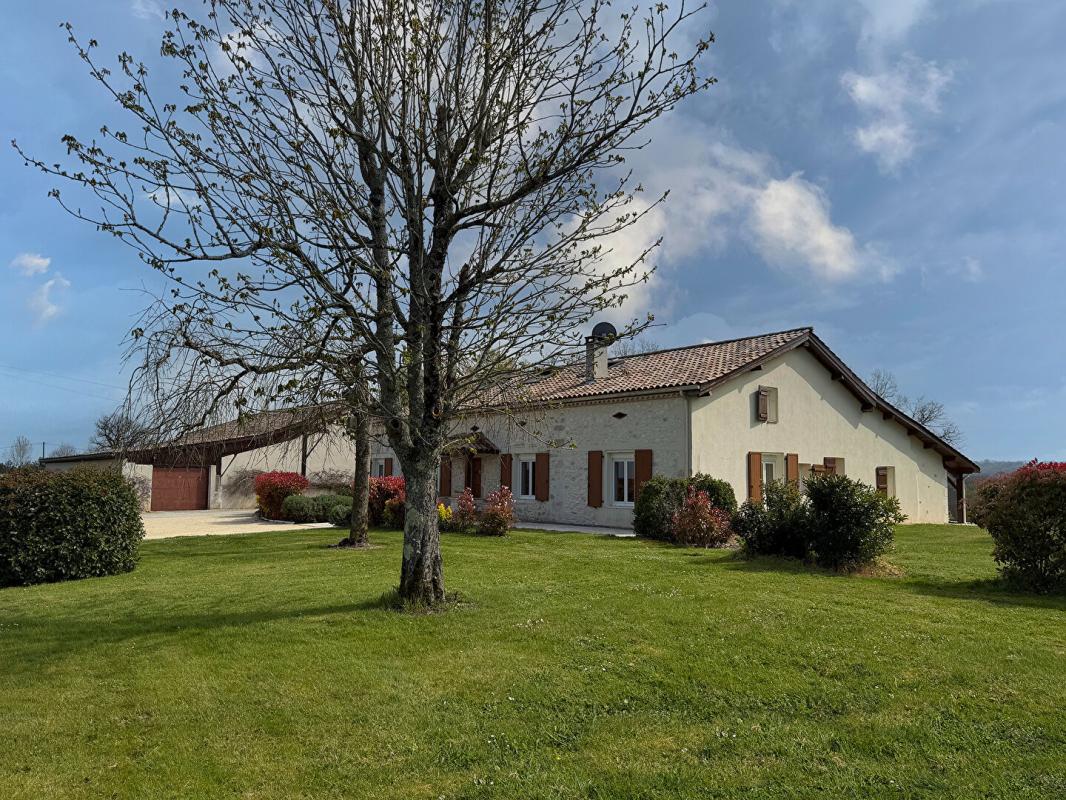 CANCON Superbe ferme rénovée avec soin avec piscine, grande grange et vues imprenables 1