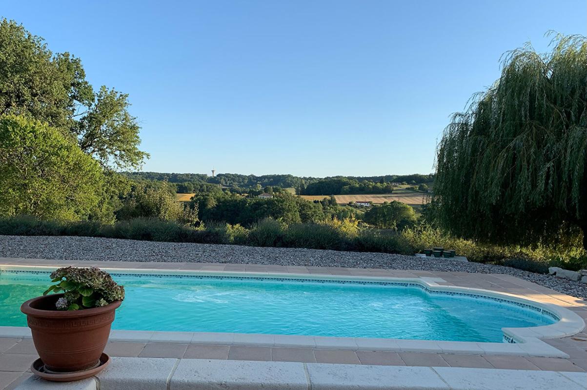 CANCON Superbe ferme rénovée avec soin avec piscine, grande grange et vues imprenables 10