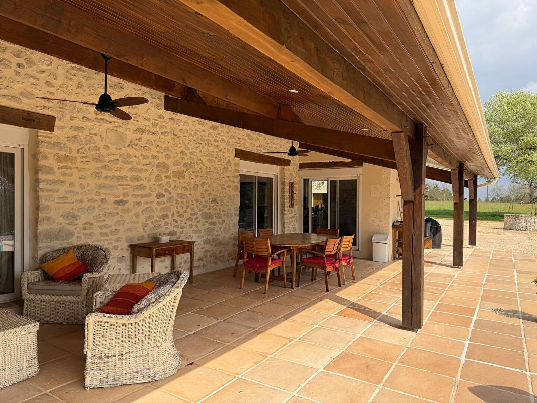 CANCON Superbe ferme rénovée avec soin avec piscine, grande grange et vues imprenables 11