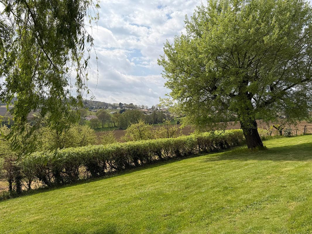 CANCON Superbe ferme rénovée avec soin avec piscine, grande grange et vues imprenables 12