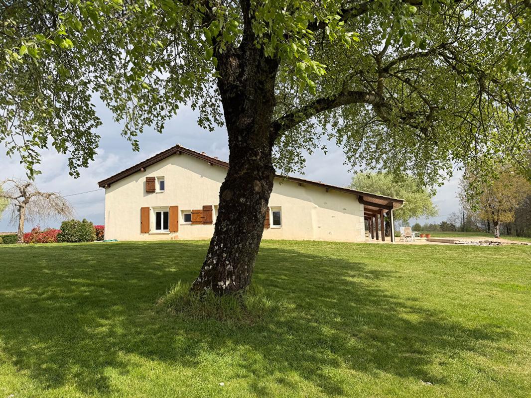 CANCON Superbe ferme rénovée avec soin avec piscine, grande grange et vues imprenables 13