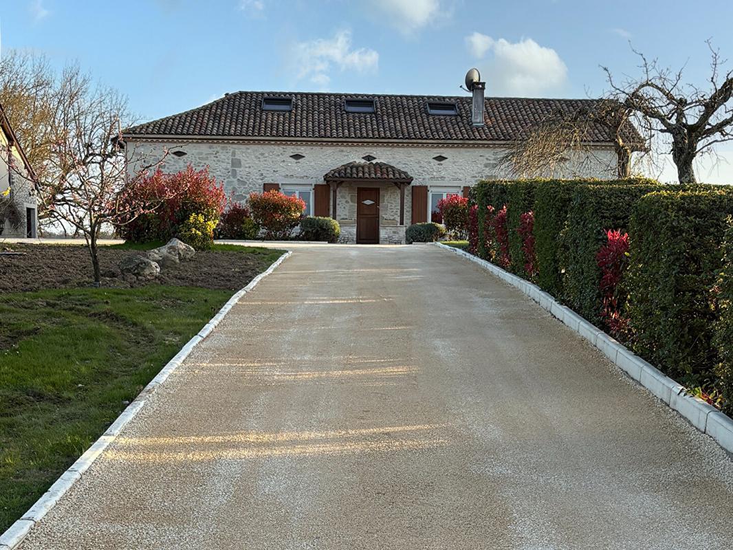 CANCON Superbe ferme rénovée avec soin avec piscine, grande grange et vues imprenables 15