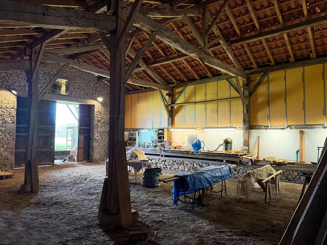 CANCON Superbe ferme rénovée avec soin avec piscine, grande grange et vues imprenables 16