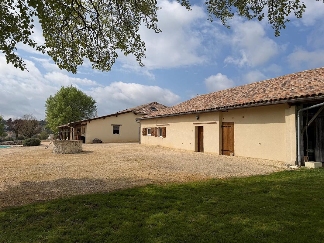 CANCON Superbe ferme rénovée avec soin avec piscine, grande grange et vues imprenables 17