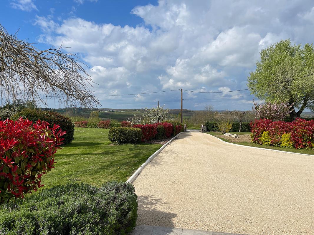 CANCON Superbe ferme rénovée avec soin avec piscine, grande grange et vues imprenables 18