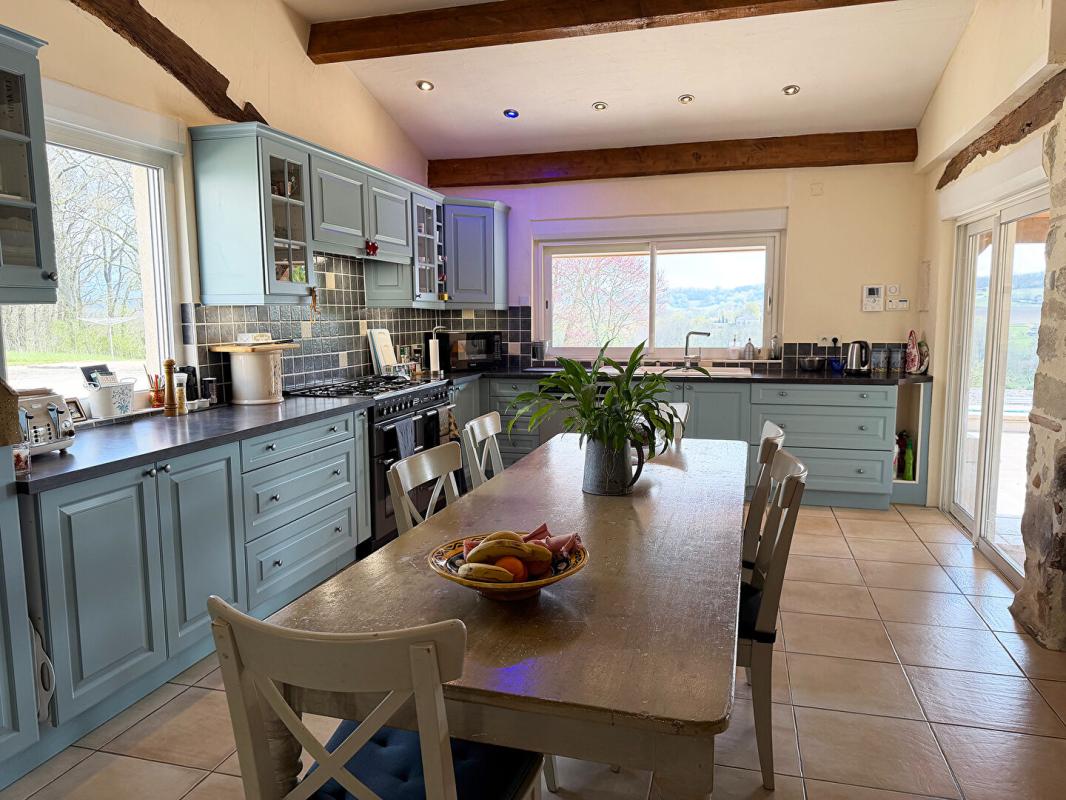 CANCON Superbe ferme rénovée avec soin avec piscine, grande grange et vues imprenables 5