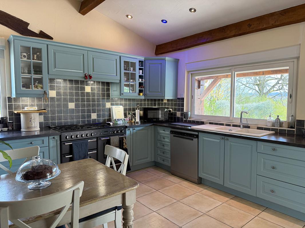 CANCON Superbe ferme rénovée avec soin avec piscine, grande grange et vues imprenables 6