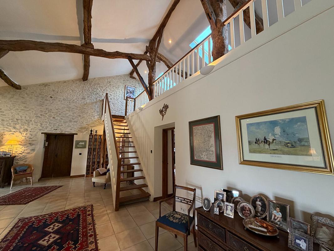 CANCON Superbe ferme rénovée avec soin avec piscine, grande grange et vues imprenables 7